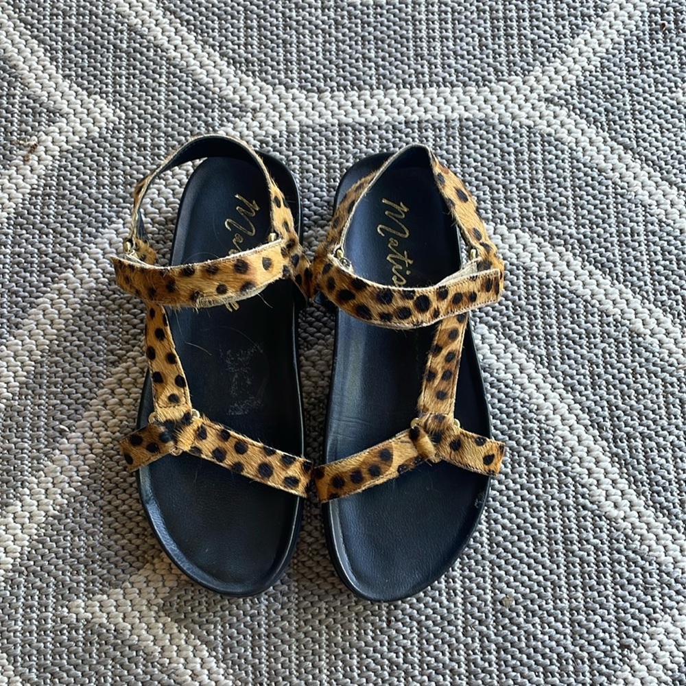 Matisse Heartbeat sandals leopard size 7 travel hiking cruise animal print comfy